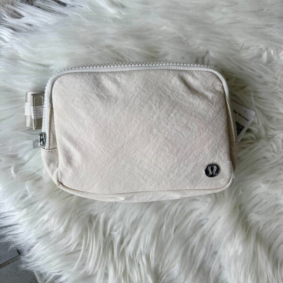 Lululemon Everywhere Belt Bag 1L - Picture 2 of 4